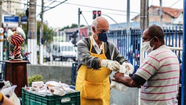 contioutra.com - Padre Júlio Lancellotti critica lei que multa quem doar alimentos à população de rua: 'É punição aos pobres'