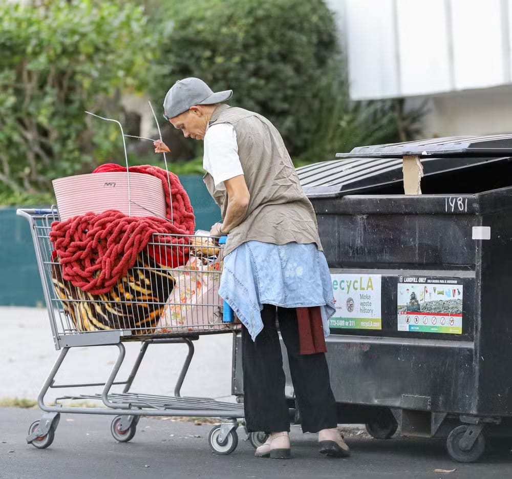 contioutra.com - Ex-modelo que vive em situação de rua há 8 anos é flagrada empurrando carrinho e revirando lixo