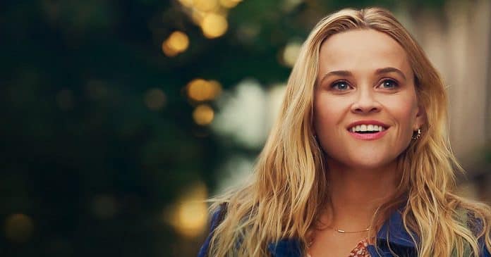 Reese Witherspoon volta à comédia romântica neste filme encantador que conquistou o público da Netflix