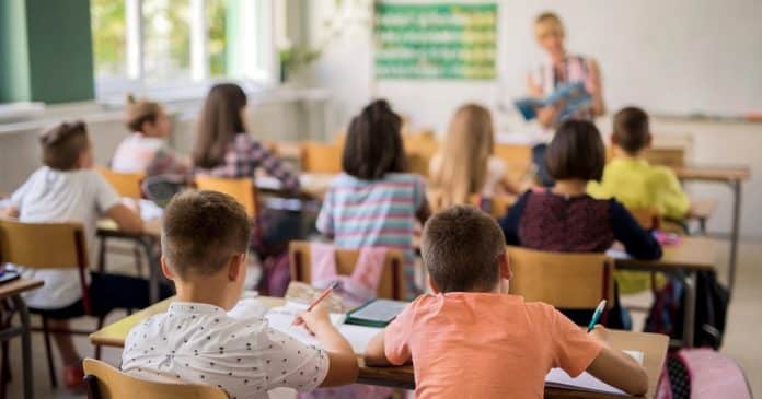 Professora causa confusão ao sugerir que estudante com dois pais é adotado