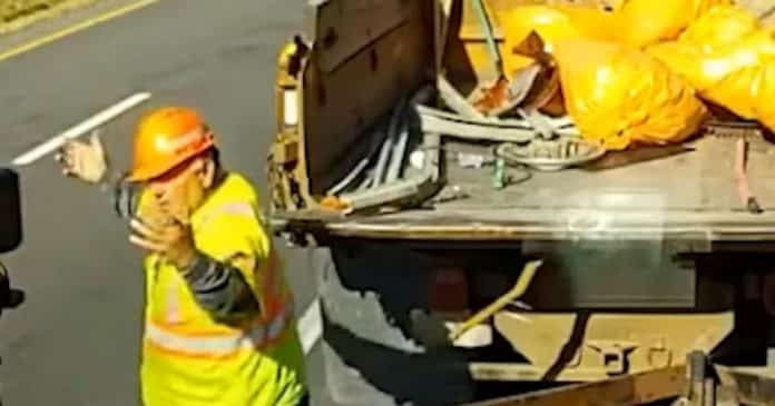 Vídeo assustador registra momento em que trabalhador escapa de tragédia por poucos centímetros; assista!