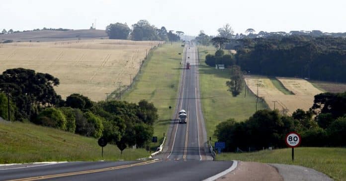 Mãe pula de carro em movimento com bebê no colo na Serra Catarinense